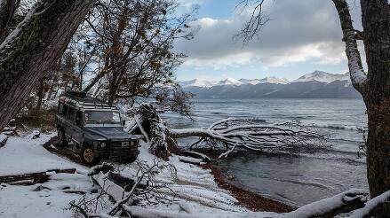 Off-Roading Fagnano Circuit with @tierraturismo ⠀ So this was one of the really cool activities we did yesterday. We left Hosteria Kaikén (@hosteriakaiken) early in the morning to discover a completely different landscape than the one we drove by the day before. Our guides we’re excited to see all the snow that was covering the land, promising the interesting day they were hoping to share with us. ⠀ Riding these Land Rovers over curvy hills, huge puddles of mud that got you shaking more than salsa dancing on a Saturday night, and beautiful views of Lake Fagnano felt like being in the coolest roller coaster in the world. We also found several downed trees along the way that “we” gladly and excitedly helped get out of the way (and I say “we” because I must admit I helped with one branch only, and abused my storytelling position the rest of the time by focusing on taking photos of the actual badass girls and boys who actually took care of this). ⠀ We stopped at TieRRa’s shelter for a delicious barbecue and concluded this activity with the awesome snowball fight from last night’s photo. ⠀ This trip just keeps getting better every day! I can’t wait to see what the rest of the days have in store for us!
