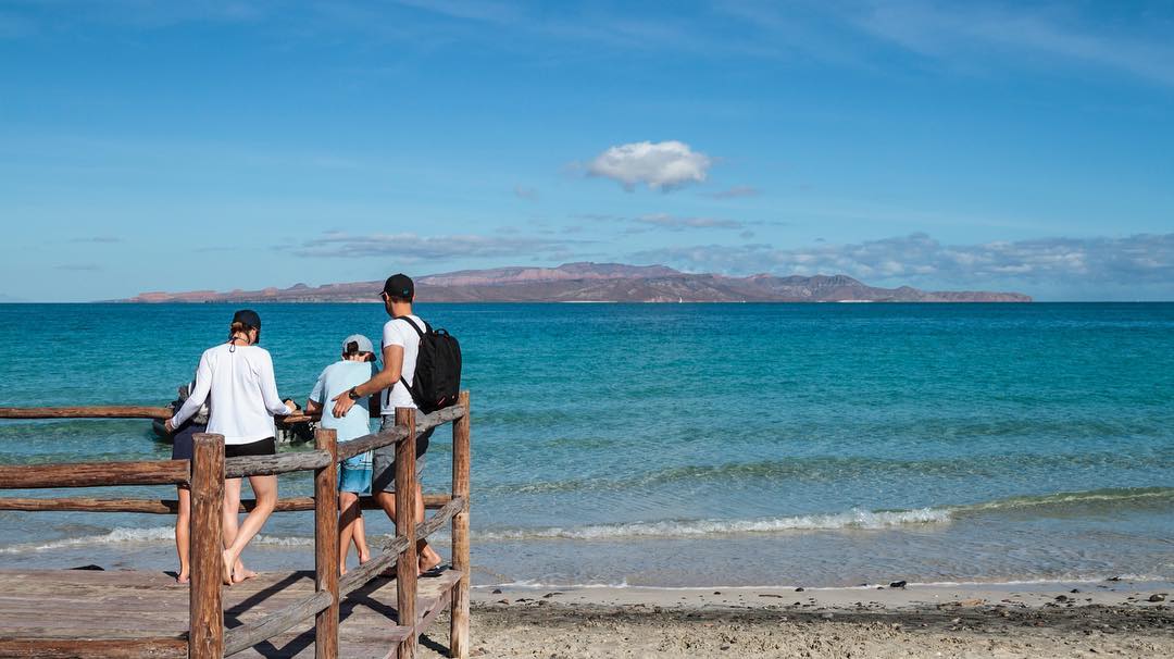 ⠀ A view of Espíritu Santo Island from Tecolote Beach. ⠀ One of the first things I got to do this year was to join this beautiful family on a day trip with @redtravelmx to this amazing island to document their adventure. ⠀ I do believe traveling alone lets you discover and get to know yourself a lot better. You see what you see, you hear what you hear, you smell what you smell, you feel what you feel, effectively providing an untouched reflection of your self. Traveling with great company, however, always adds whole new dimensions to your experience. ⠀ Through their enjoyment and expressions, jokes and laughter, the way they play around, through the challenges they face and the conversations and friendship that arise when sharing these moments, your own experience becomes richer. You see what they see, you hear what they hear, you smell what they smell, and even feel what they feel. The interpretation you get out of the experience is multiplied by the perspectives you get from these travel buddies. ⠀ Any one who knows me and/or has read a few of my Espiritu Island posts knows that this is one of my favourite places in Baja and in the world, but with the Cantwells and Red Travel, this visit to the island became an irreplaceable memory. Thanks again for an amazing start of the year, friends!