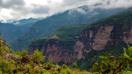 ⠀ A view of Western Sierra Madre, Mexico ⠀ One more from the last flash visit to my hometown of Durango! This is one of the many awesome views you can see along the highway between Mazatlan and Mexico. ⠀ Several family members and friends had already told me about how cool the new highway between these two cities was. I remember bits of the old highway from when I was a child and I so enjoyed when we drove it. Trying this new one was even cooler than I expected. ⠀ With cliffs, tunnels, waterfalls, bridges, rain and fog, this is a beautiful and fun (and a bit challenging) highway to explore.