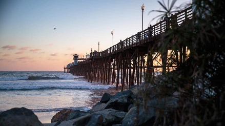 ⠀ Can you guess what pier this is? ⠀ So I took another flash trip, this time to a city in the US. I didn’t have much time to explore it or its surroundings, but I did have a chance on the last day to go hunting for a sunset photo at the pier. Can you guess where this is?