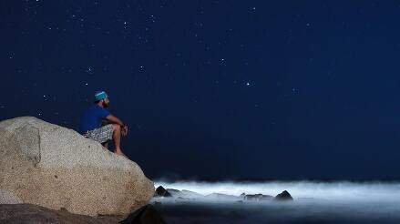 ⠀ Stargazing selfie in Playa Misiones, Cabo ⠀ A couple months ago a buddy and me took an afternoon to go shoot some photos at this popular surfing spot close to home. Although I didn’t get the photo I was going for since it wasn’t the right time for it, I did take advantage of a lamp pointed at the sea from the restaurant just next to us to play around and try to shoot a self-portrait with a starry sky. ⠀ Moonlight exposed my side of the photo, but there weren’t many options for angles in order to get the lamp-lit sea so I had to go with frontal (moon)lighting, which I rarely find favorable for photos. Still it was fun to play around and try nailing the exposure, the focus, jumping onto the rock in time to stay still for the exposure, counting the right seconds before moving, and staying perfectly still during the whole exposure, all at the same time. ⠀ It took quite a few tries, but at last I got something decent (and a good workout!) and it was pretty fun.