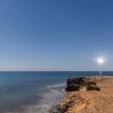 ⠀ Point 3. San Juanico, Baja California Sur, Mexico. ⠀ Before the #StarShot of my days at The Explorean Kohunlich I want to share this photo from last night, both because it serves as a sort of intro to that special shot and because I really liked this place! ⠀ San Juanico is small fishing village on the Pacific coast of Baja California Sur. For years it was a secret location frequented by the few surfers who had discovered it, but little by little it’s been gaining some prestige for its waves. ⠀ It’s known for its very long wave of about 2km, and a local surfer who works at the @scorpionbayhotel explained to us that it’s actually several points with waves and as you master each, and with the proper swell, you could connect points 3 to 1 for a fantastically long ride! I’m not much of a surfer, to be honest, but just imagining the feeling makes me want to learn. I may have found a New Year’s resolution there! ⠀ This picture is by the lighthouse on point 3. This was the first spot we stopped in when arriving to San Juanico, where I shot a small video of a friend as he walked next to the cliff. Later in the night, as I was reviewing my phone shots, I realized there was a great spot, an almost-full moon and a clear sky out there. I couldn’t let it go, so I convinced Jaime to not call it a day after all and he was pretty cool to stand in that spot for a while to make the photo of the trip. Thanks, bro!